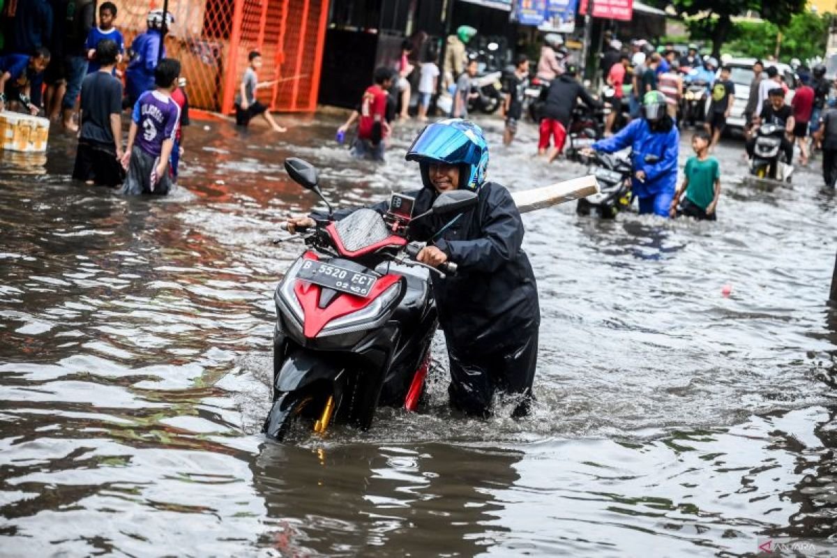 28 RT di Jakarta Tergenang Imbas Hujan Deras, Genangan Tertinggi 85 cm
