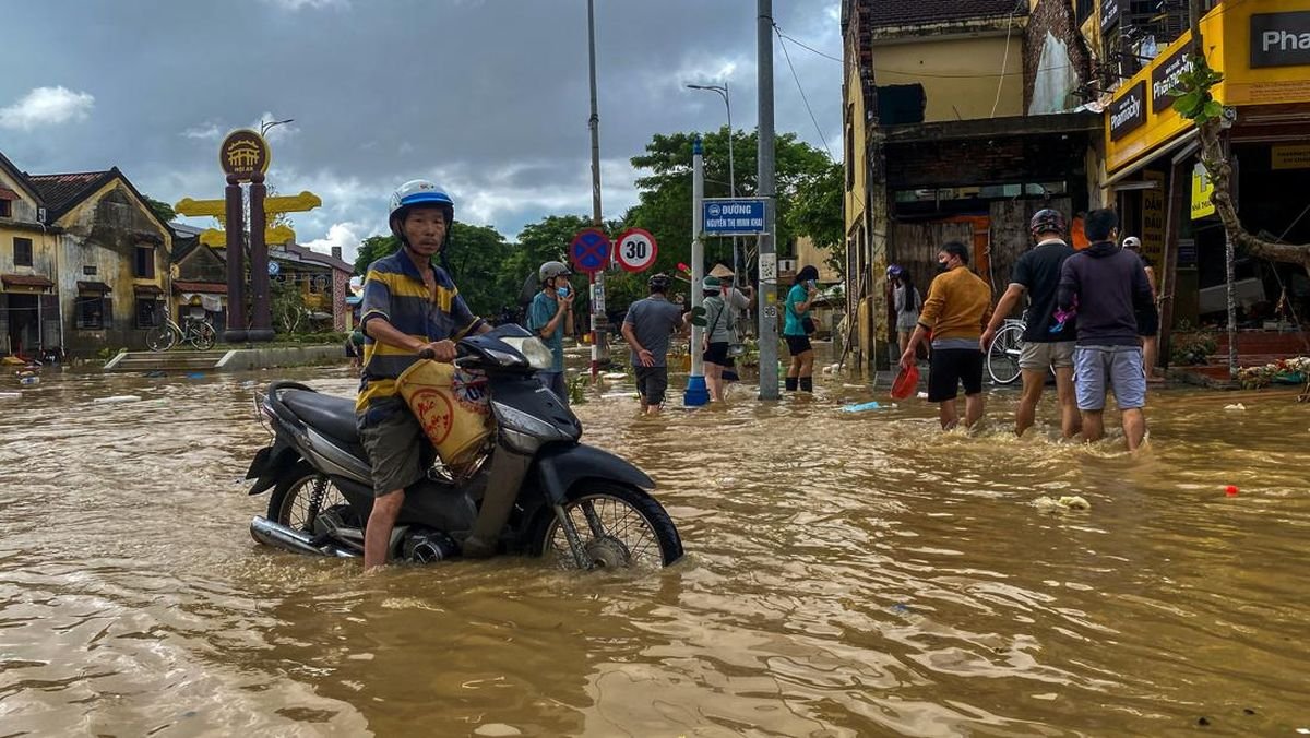 Banjir Vietnam Tengah Tewaskan 41 Orang dan Sembilan Hilang, Ribuan Rumah Terendam