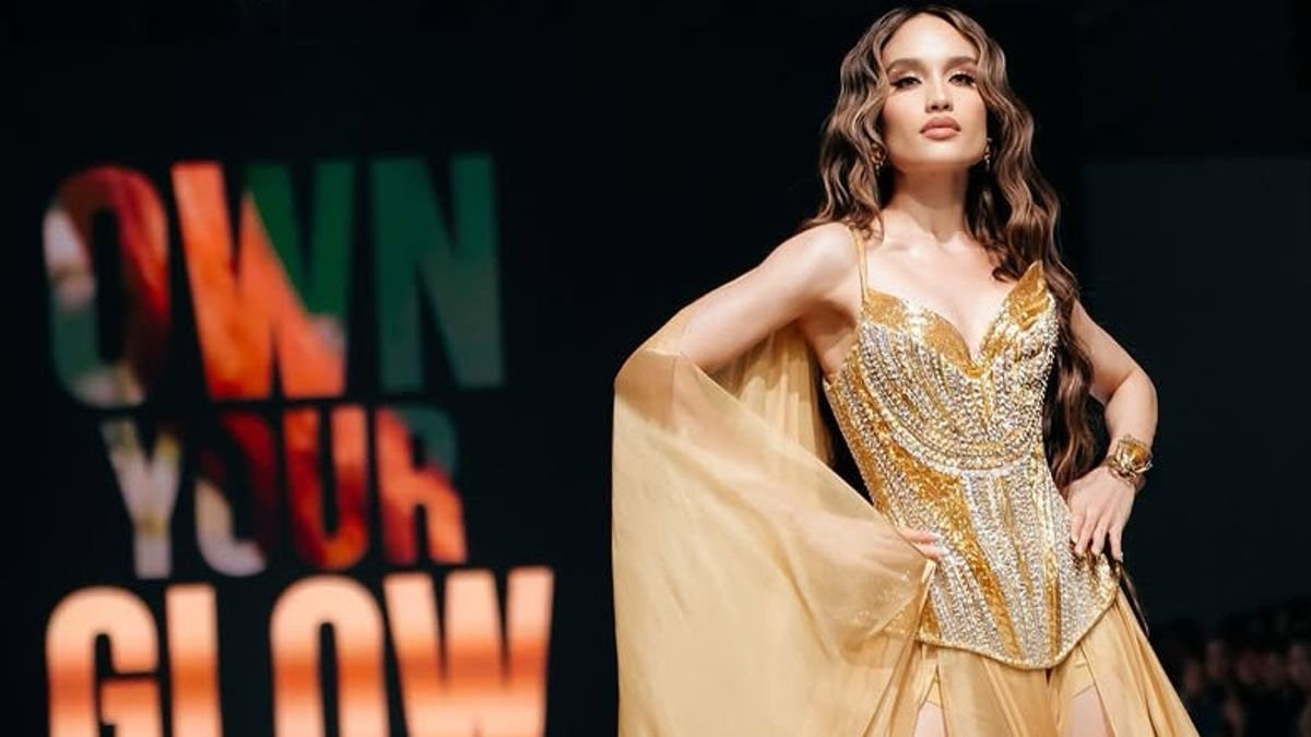 Cinta Laura Tampil Memukau di JFW 2025 dengan Busana Karya Ivan Gunawan