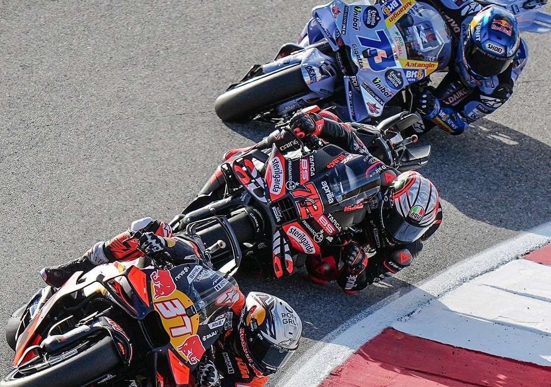 Duel Sengit Bagnaia vs Bezzecchi Warnai MotoGP Valencia 2025