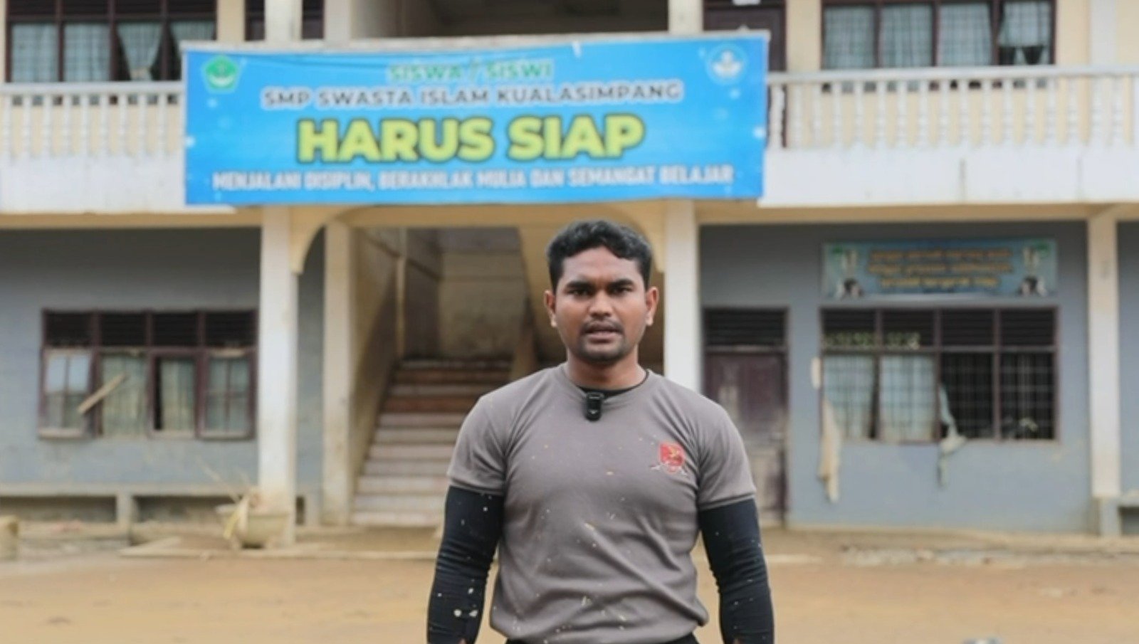 Brimob Bersihkan Sekolah Terdampak Banjir Aceh Tamiang Agar Belajar Kembali Normal