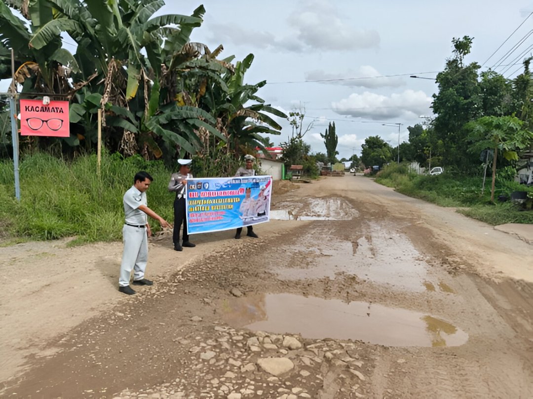 Jasa Raharja Kutai Barat Pasang Spanduk Imbauan Keselamatan Berlalu Lintas