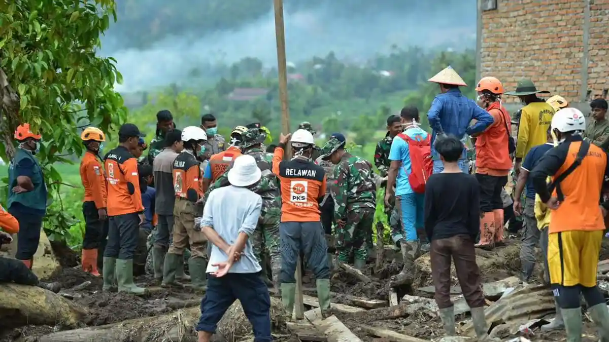 PKS Puji Sinergi TNI-Polri-BNPB-Basarnas dalam Penanganan Bencana Sumatera
