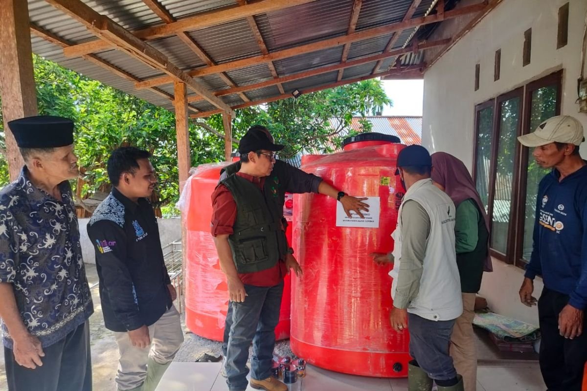 Kemenhut Salurkan Bantuan Air Bersih untuk 16 Nagari Terdampak Bencana di Agam Sumbar