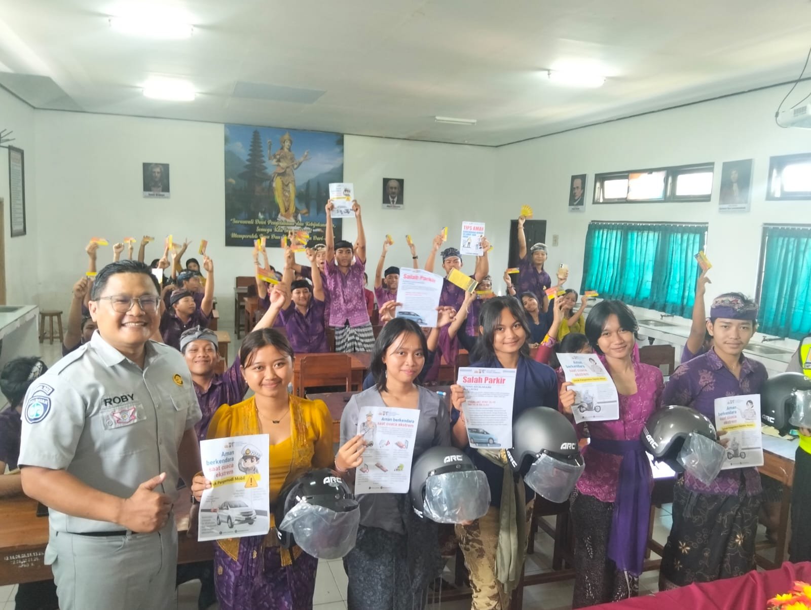 Jasa Raharja Jembrana Ikuti Kegiatan Police Go To School di SMA Negeri 2 Mendoyo, Edukasi Pelajar Tertib Berlalu Lintas