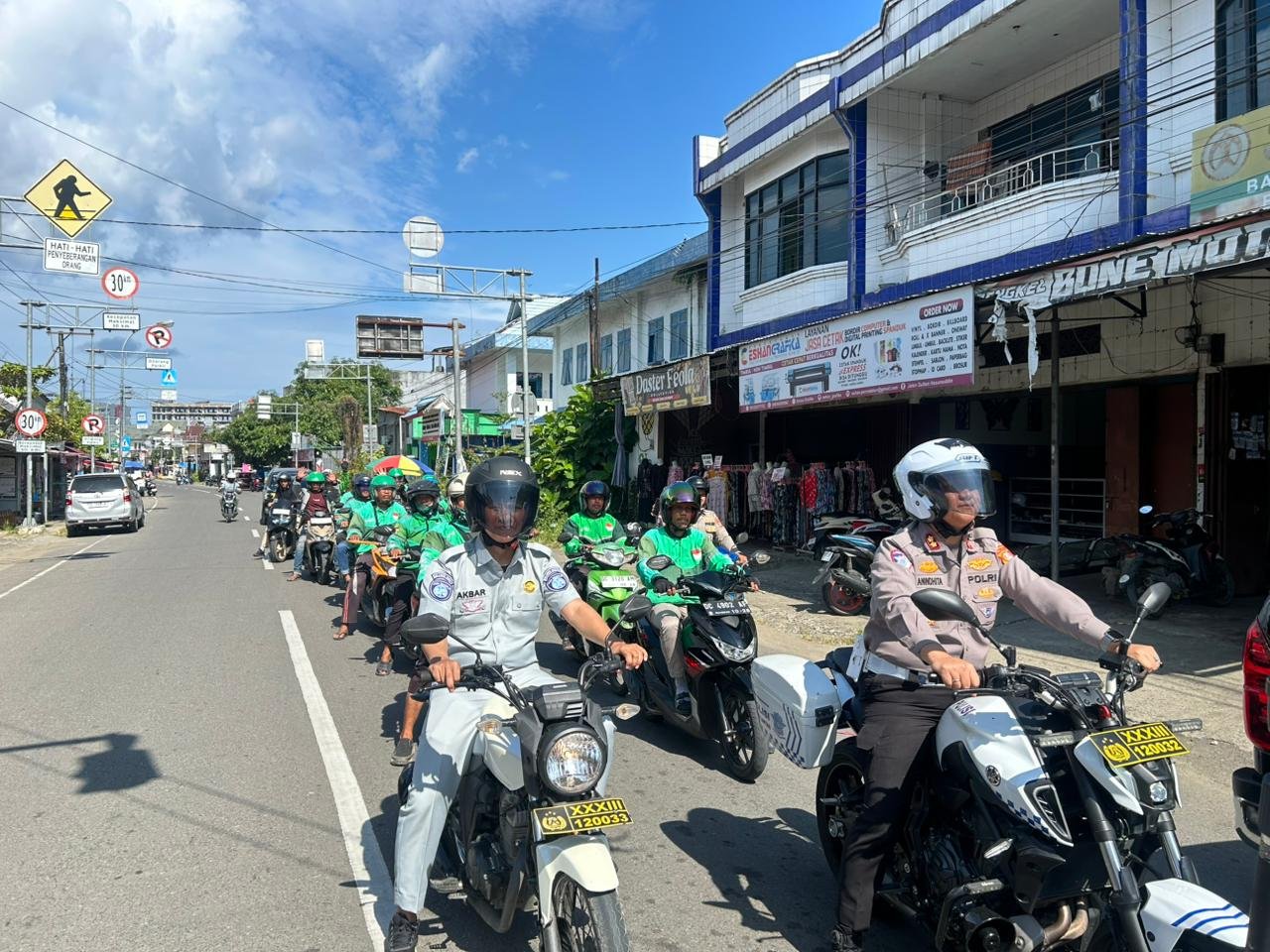Dukung Keselamatan Berkendara, Ditlantas Polda Sulbar dan Jasa Raharja Mamuju Gelar Safety Riding Bersama Ojol