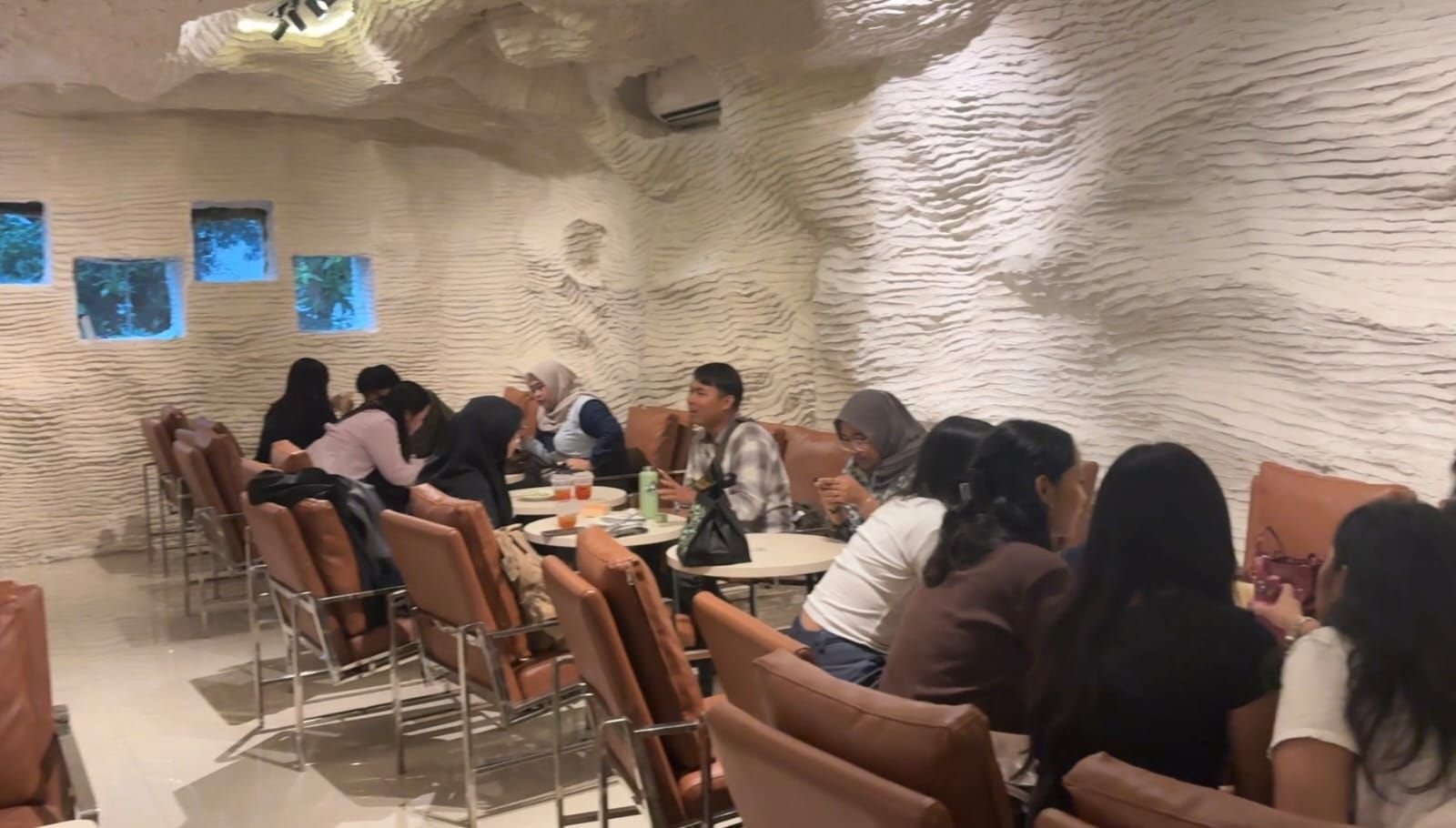 Intip Cafe Viral di Blok-M: Sensasi Nongkrong di “Sarang Semut” Jakarta