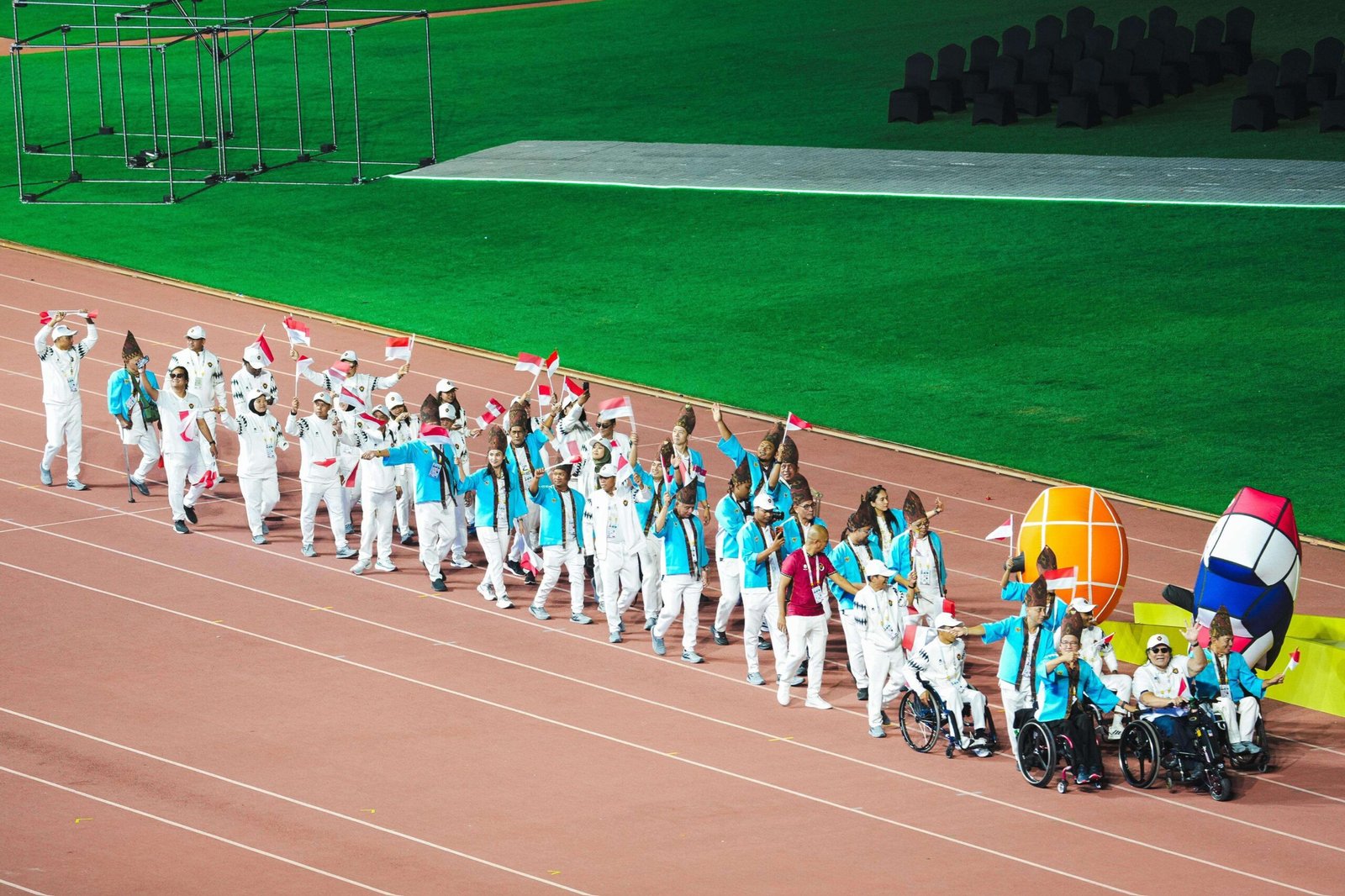 Mabruk Arib Pimpin Defile Indonesia di Pembukaan ASEAN Para Games 2025 Thailand