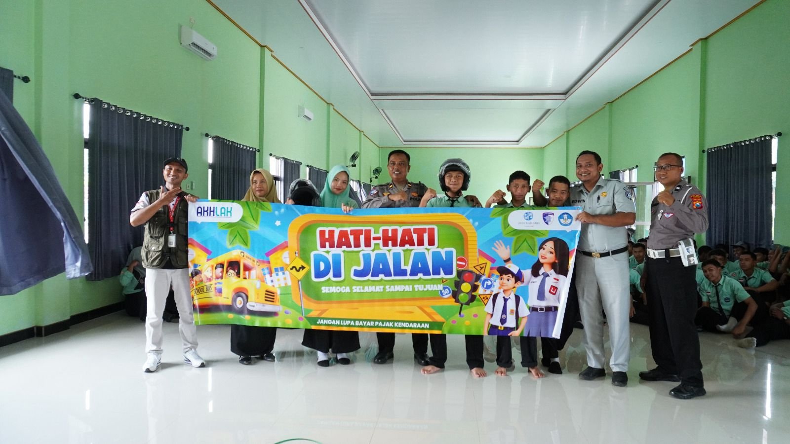 Ingatkan Risiko Penggunaan Kendaraan Bermotor ke Gen Z, Jasa Raharja Ngawi Harap Pelajar SMKN 1 Sine Cerdas Dalam Berkendara