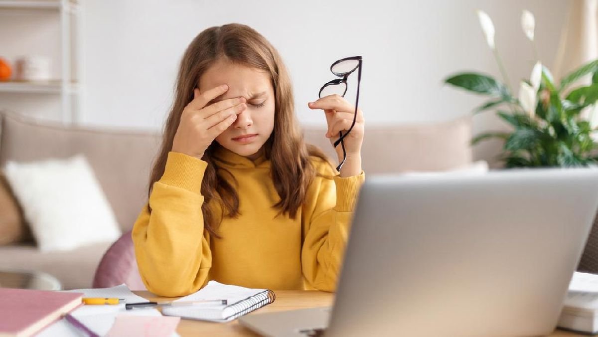Anak Sering Pakai Gadget? Ini Tips Jaga Kesehatan Mata Sejak Dini
