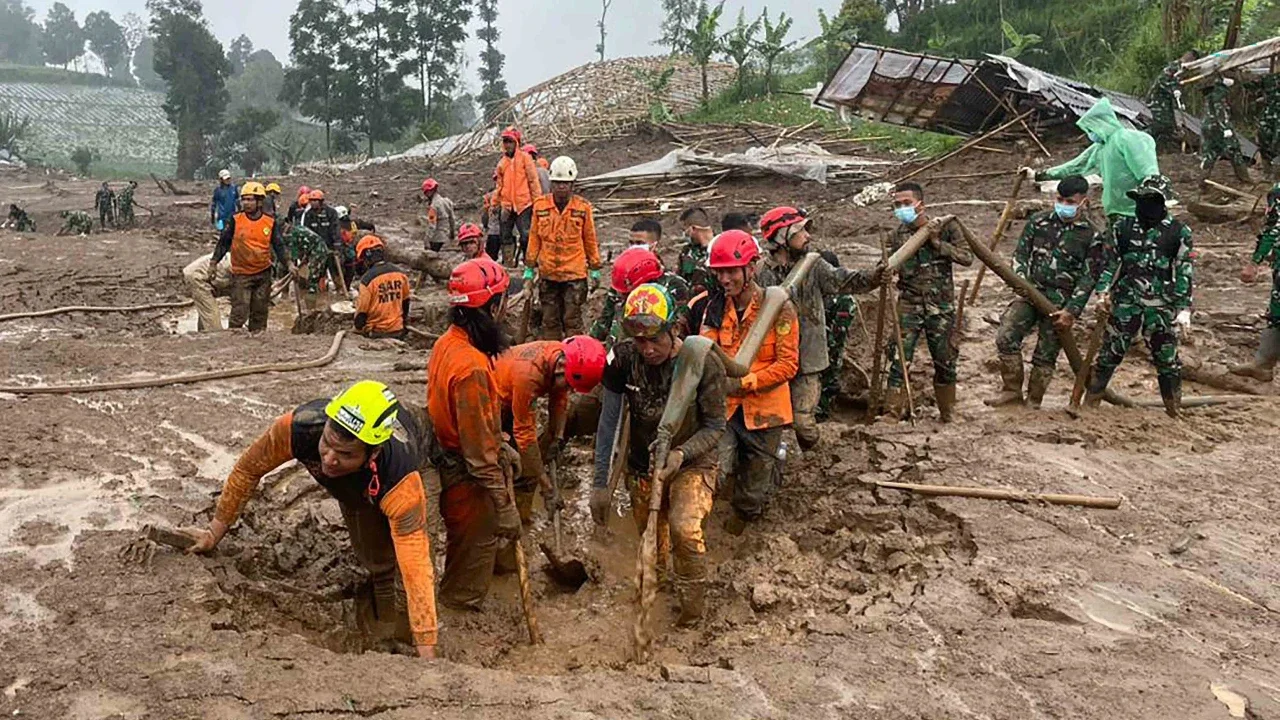Longsor Cisarua, Bandung Barat: 53 Korban Ditemukan, 27 Masih Dicari