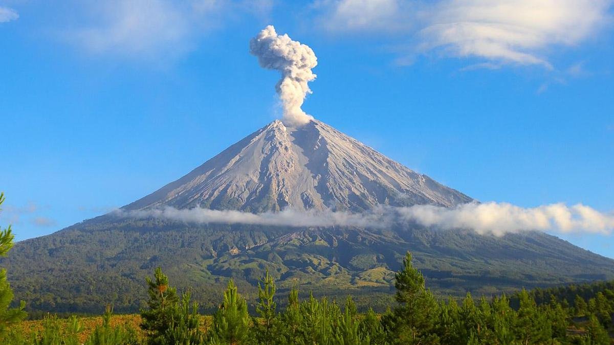 Gunung Semeru Erupsi Pagi Ini dengan Tinggi Kolom Letusan 700 Meter