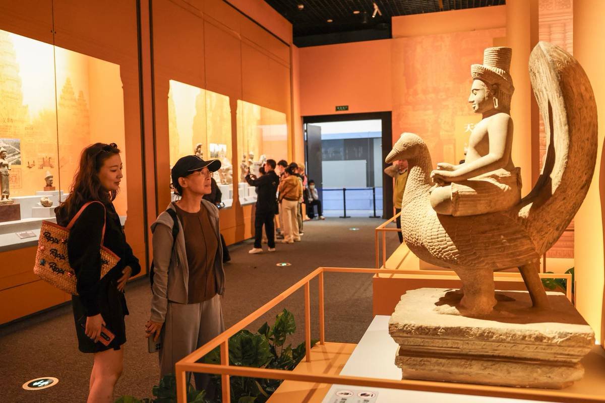 Hainan Gelar Pameran 122 Artefak Kuno Kamboja “Kisah Epik Air dan Batu”