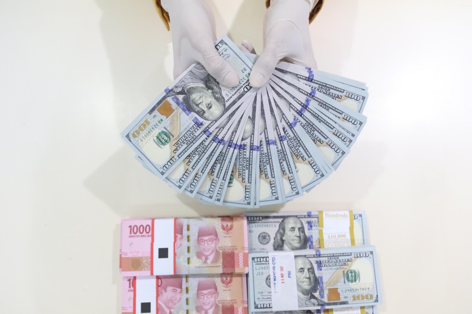 Rupiah Melemah ke Rp16.873/USD, Tertekan Sentimen Hawkish The Fed