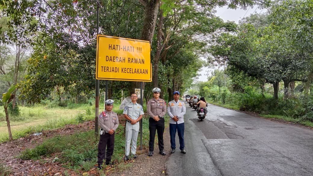 Tingkatkan Keselamatan Lalu Lintas, Jasa Raharja dan Tim FLLAJ Pasang Rambu Rawan Laka di Balangan