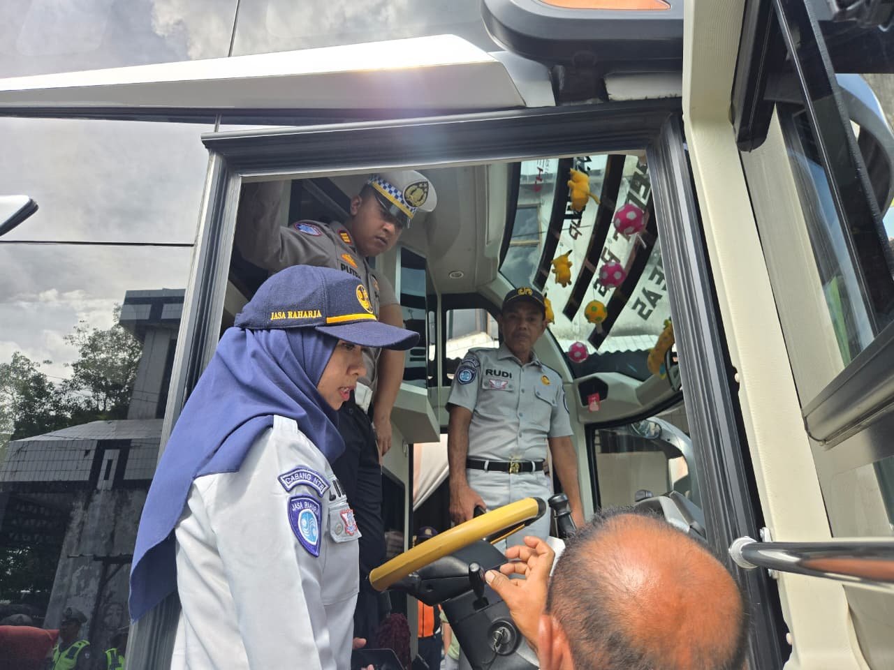Sinergi Jasa Raharja NTB dan Stakeholder Lakukan Ramp Check Angkutan Umum di Terminal Mandalika