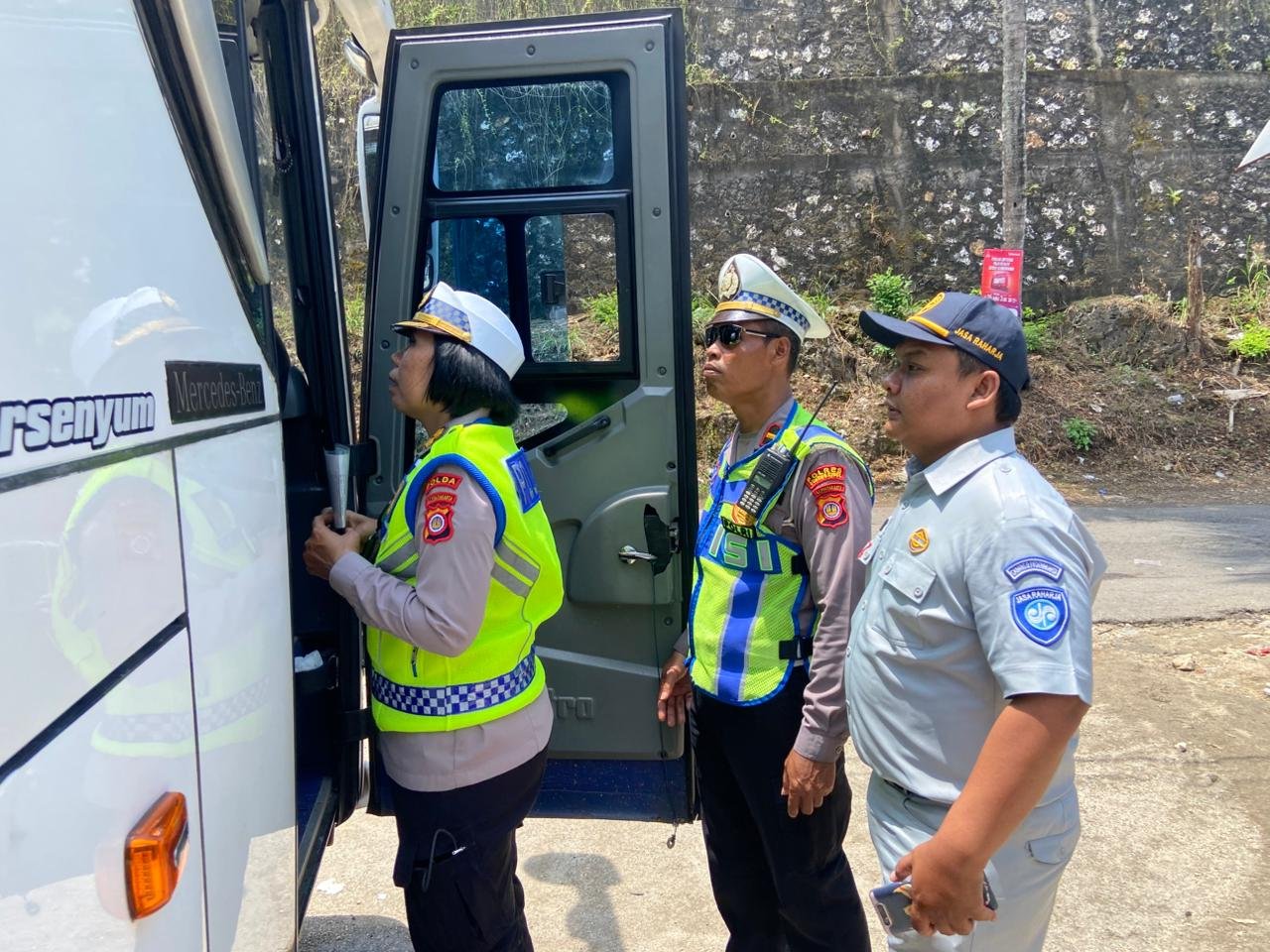 Setengah Armada Tak Lolos Uji, Pengawasan Bus Pariwisata di Pantai Drini Diperketat