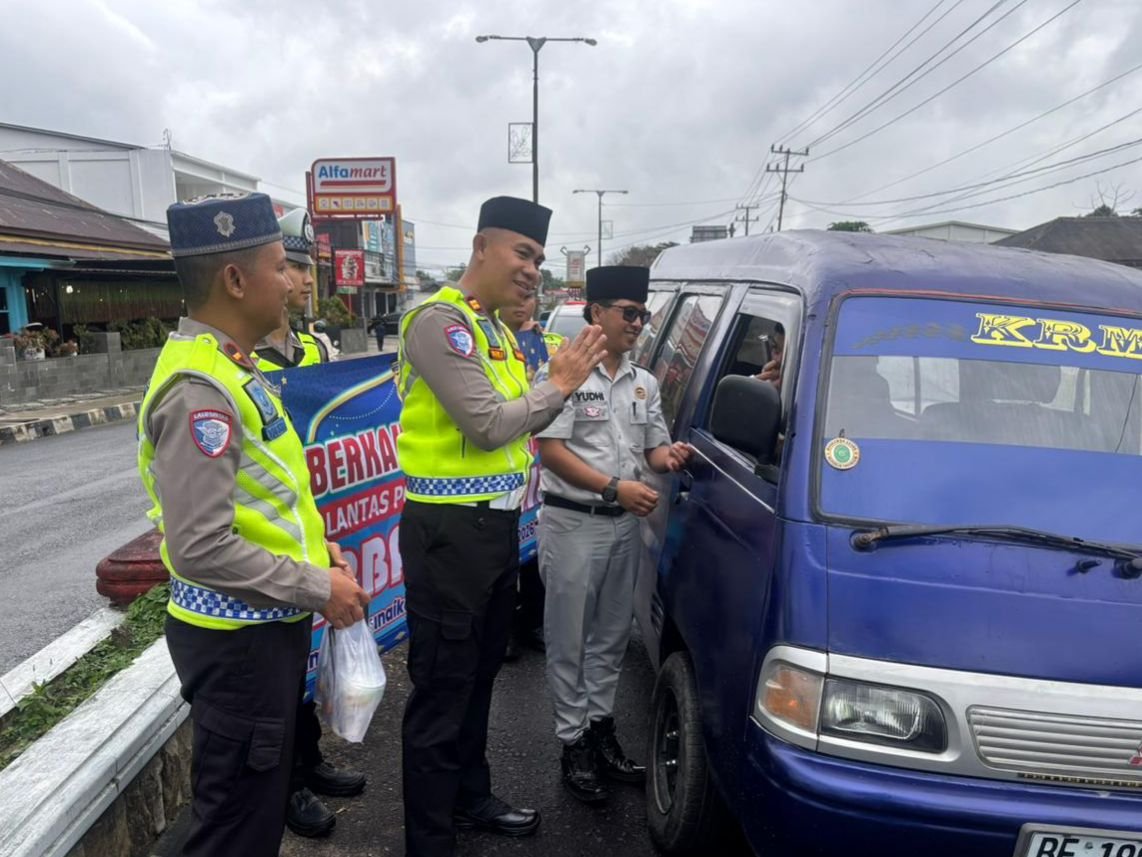 PJJR Samsat Liwa dan Satlantas Polres Lampung Barat Bagikan Takjil Serta Sosialisasikan Tertib Berlalu Lintas