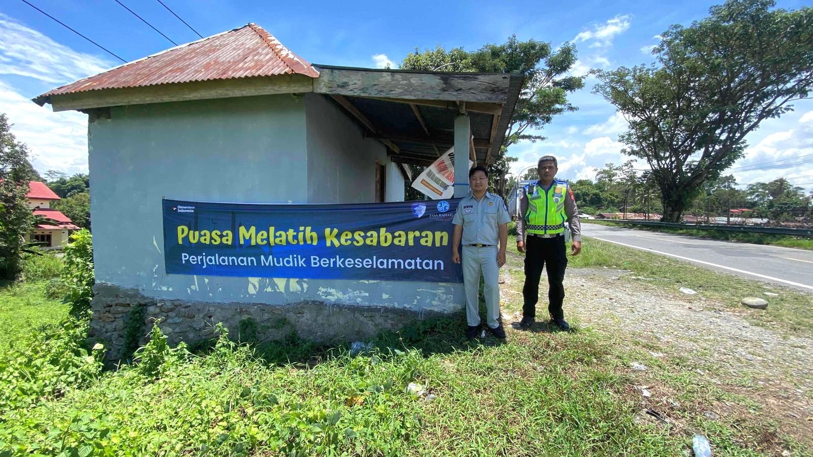 Dukung Keselamatan Berkendara, Jasa Raharja Palopo Lakukan Pemasangan Spanduk Himbauan Keselamatan di Sejumlah Wilayah
