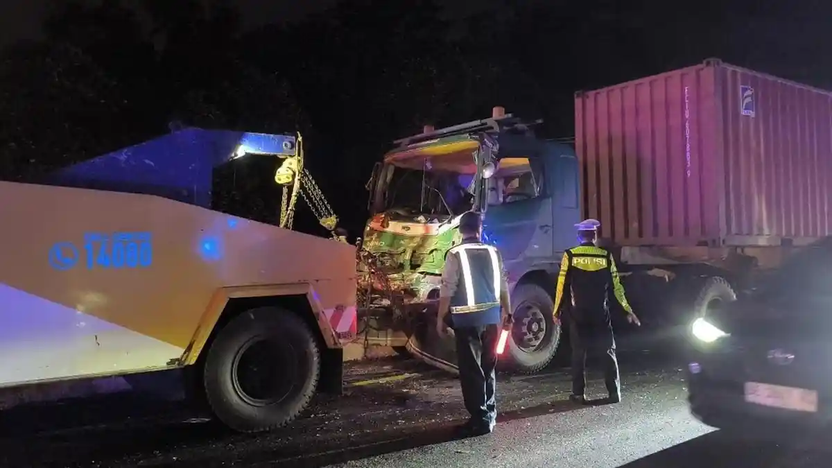 Truk Kontainer Rem Blong Picu Tabrakan 10 Kendaraan di Tol Cipularang