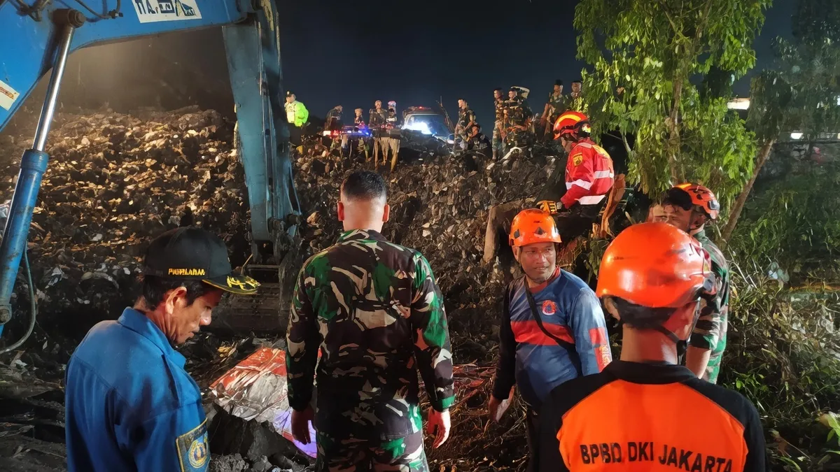 Empat Tewas dalam Longsor Gunungan Sampah di TPST Bantargebang