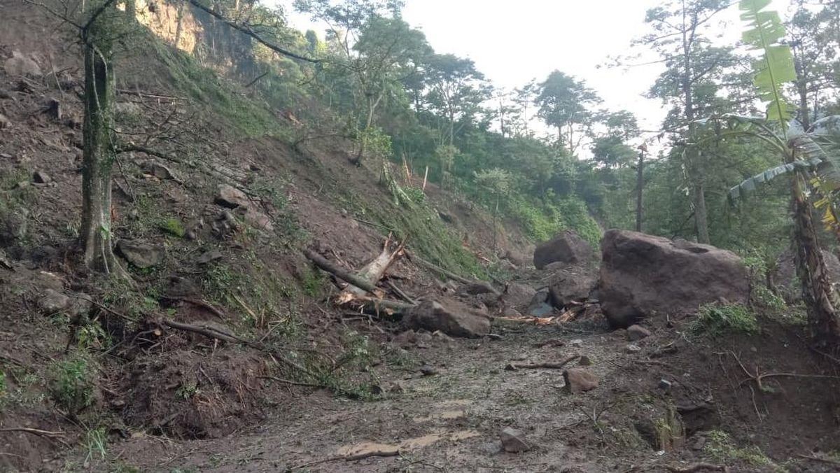 Tebing Longsor di Damarwulan Jepara, Warga Tempur Terpaksa Lewat Jalur Alternatif