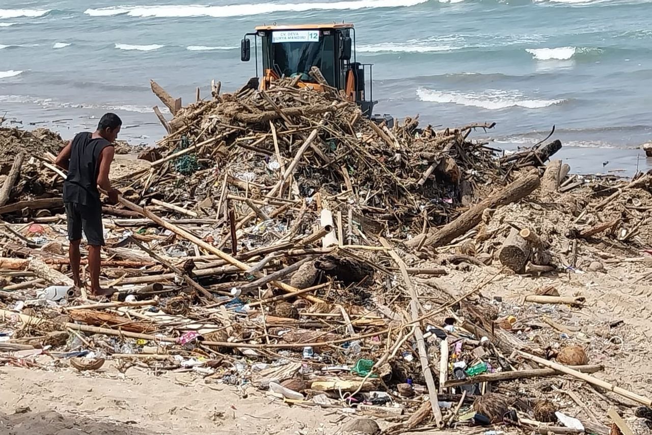 Pantai Badung Dapat Bantuan Wood Chipper untuk Atasi Sampah Kayu