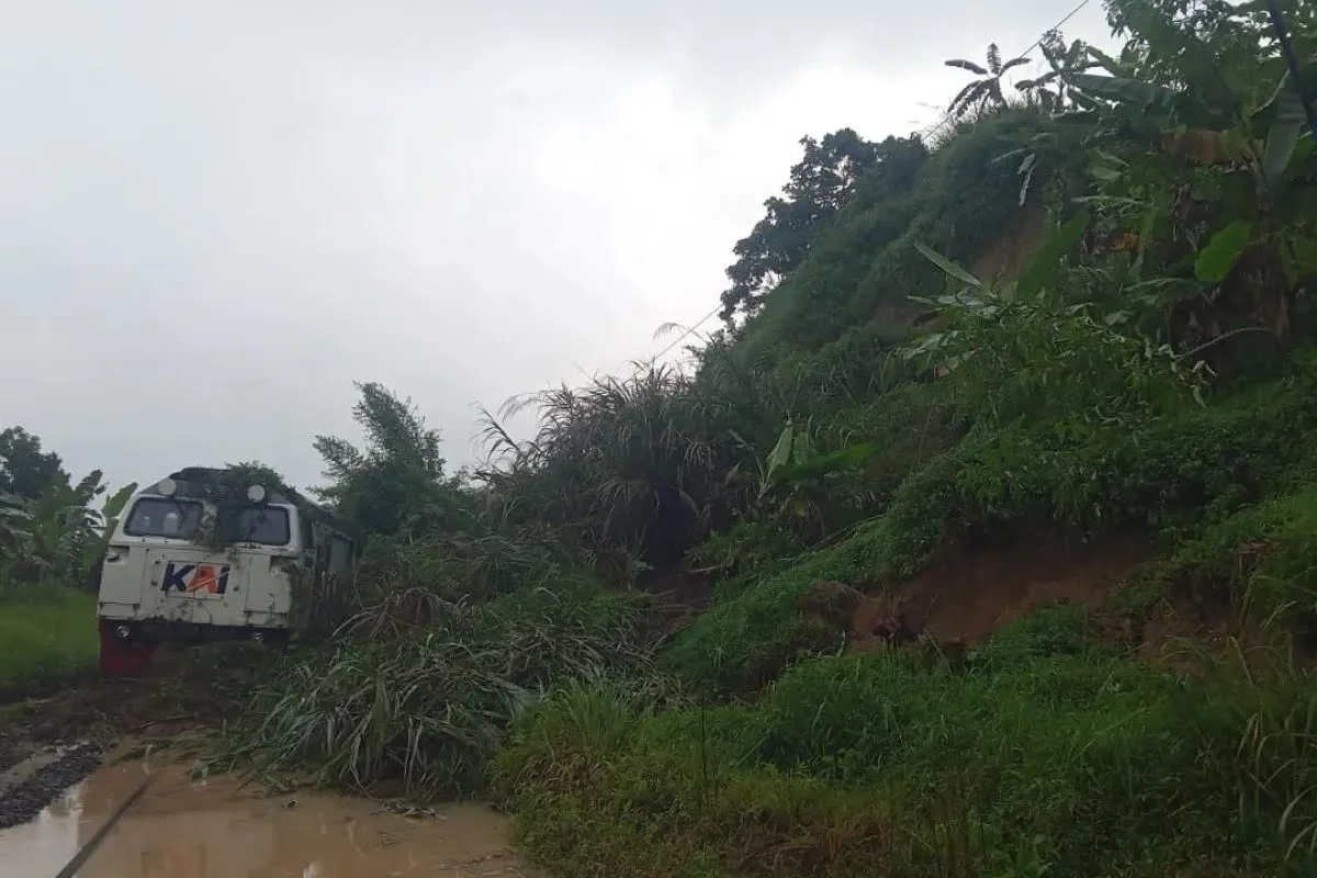 KA Ciremai Terhenti Total ALongsor di Kabupaten Bandung Barat