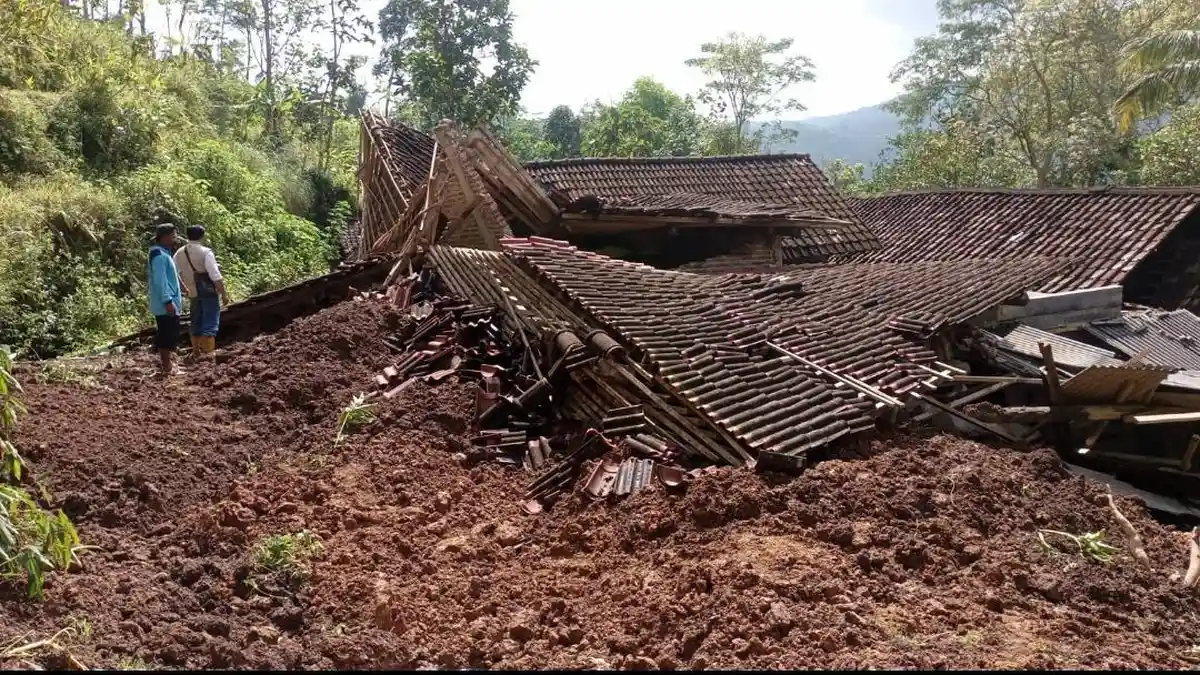 Hujan Lebat Picu Longsor di Nawangan, 8 Warga Mengungsi