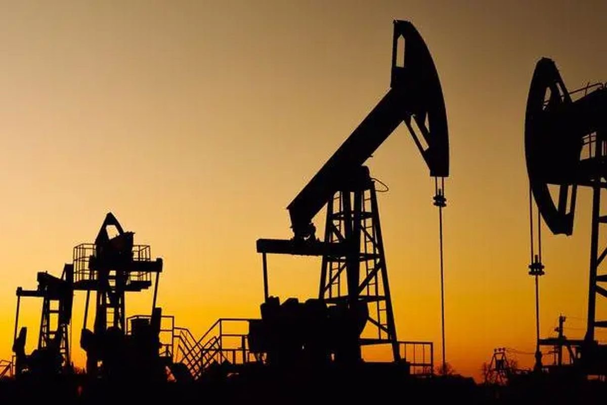 Minyak Brent dan WTI Jatuh Usai Iran Pastikan Selat Hormuz Aman Dilalui