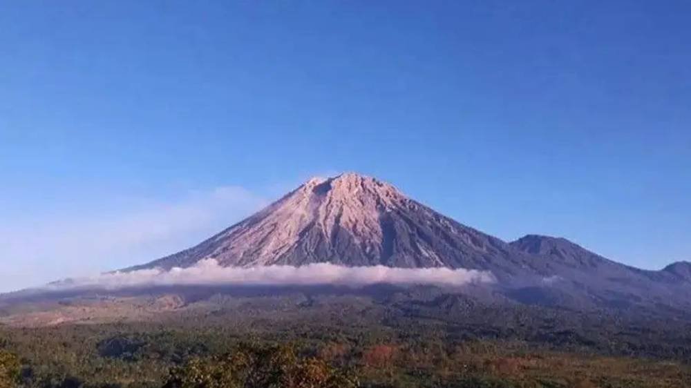 PVMBG Ingatkan Warga Waspadai Bahaya Erupsi Gunung Semeru