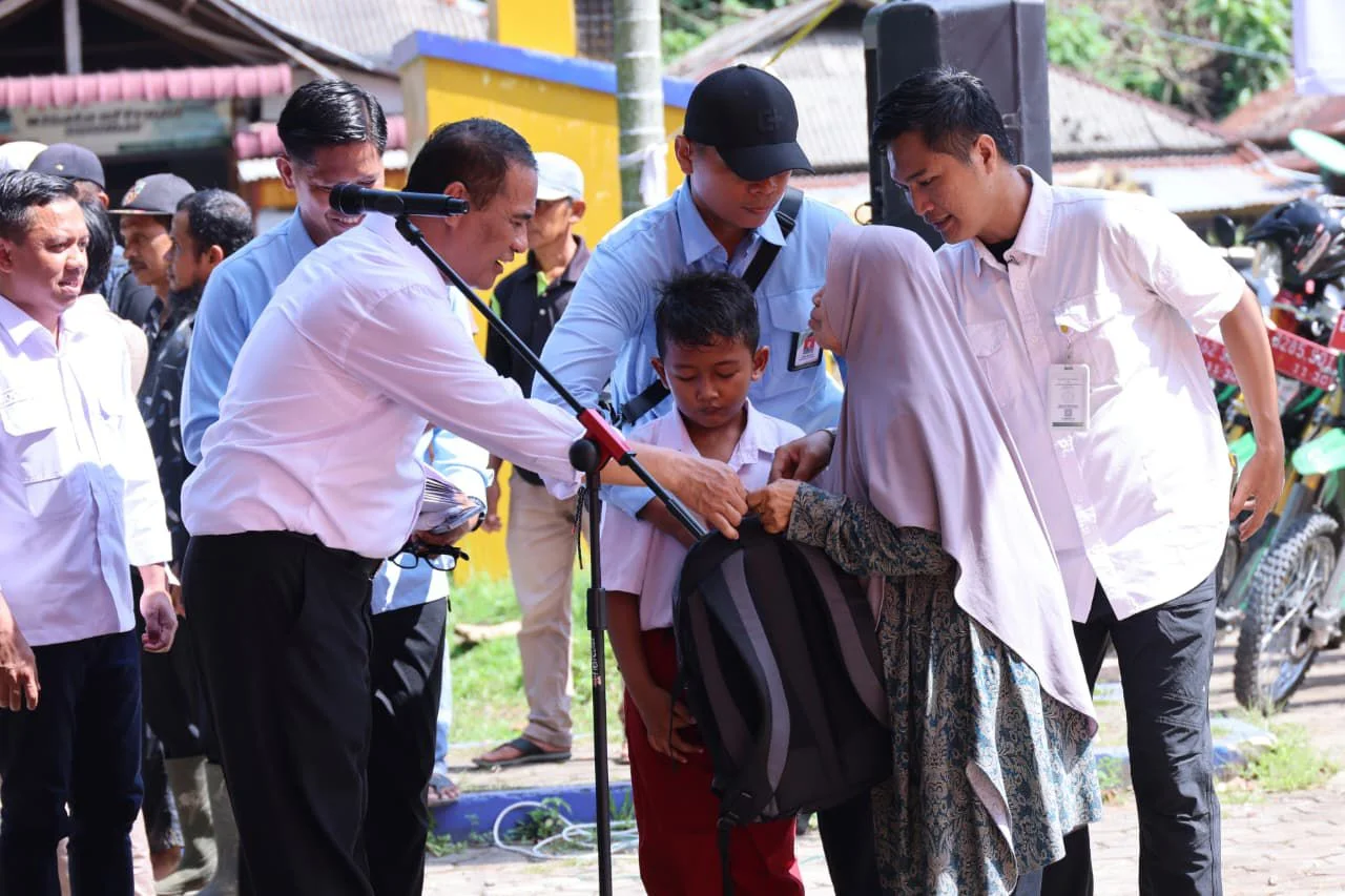 Mentan Amran Salurkan Bantuan Rp1 Miliar untuk Warga Terdampak Bencana di Padang Pariaman