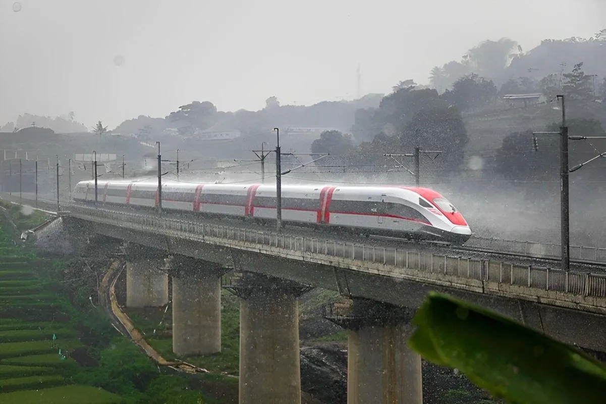 Viral Video Whoosh Berhenti, KCIC Tegaskan Perjalanan Tetap Normal