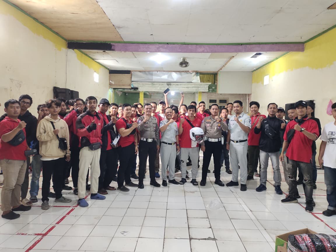 Jasa Raharja Sosialisasi Tertib Lalu Lintas dan Taat Pajak Kepada Kurir J&T Ponorogo