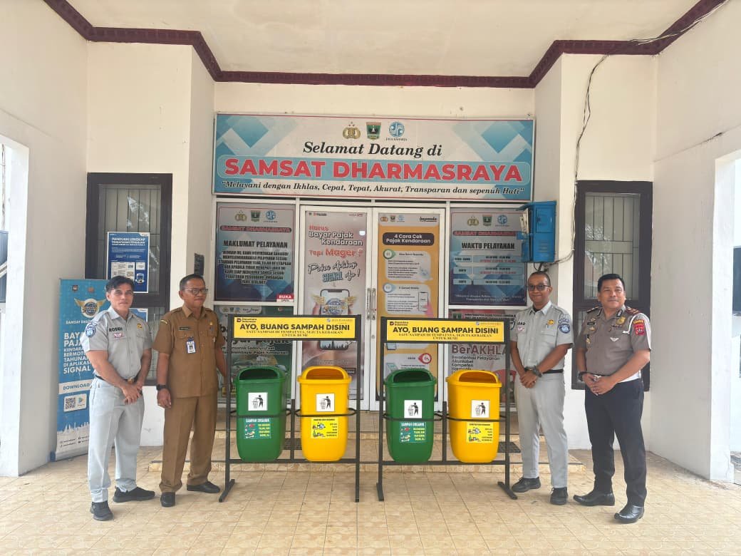 Jasa Raharja Sumbar Serahkan Bantuan Bak Sampah di Samsat Dharmasraya, Perkuat Sinergi Pelayanan Publik