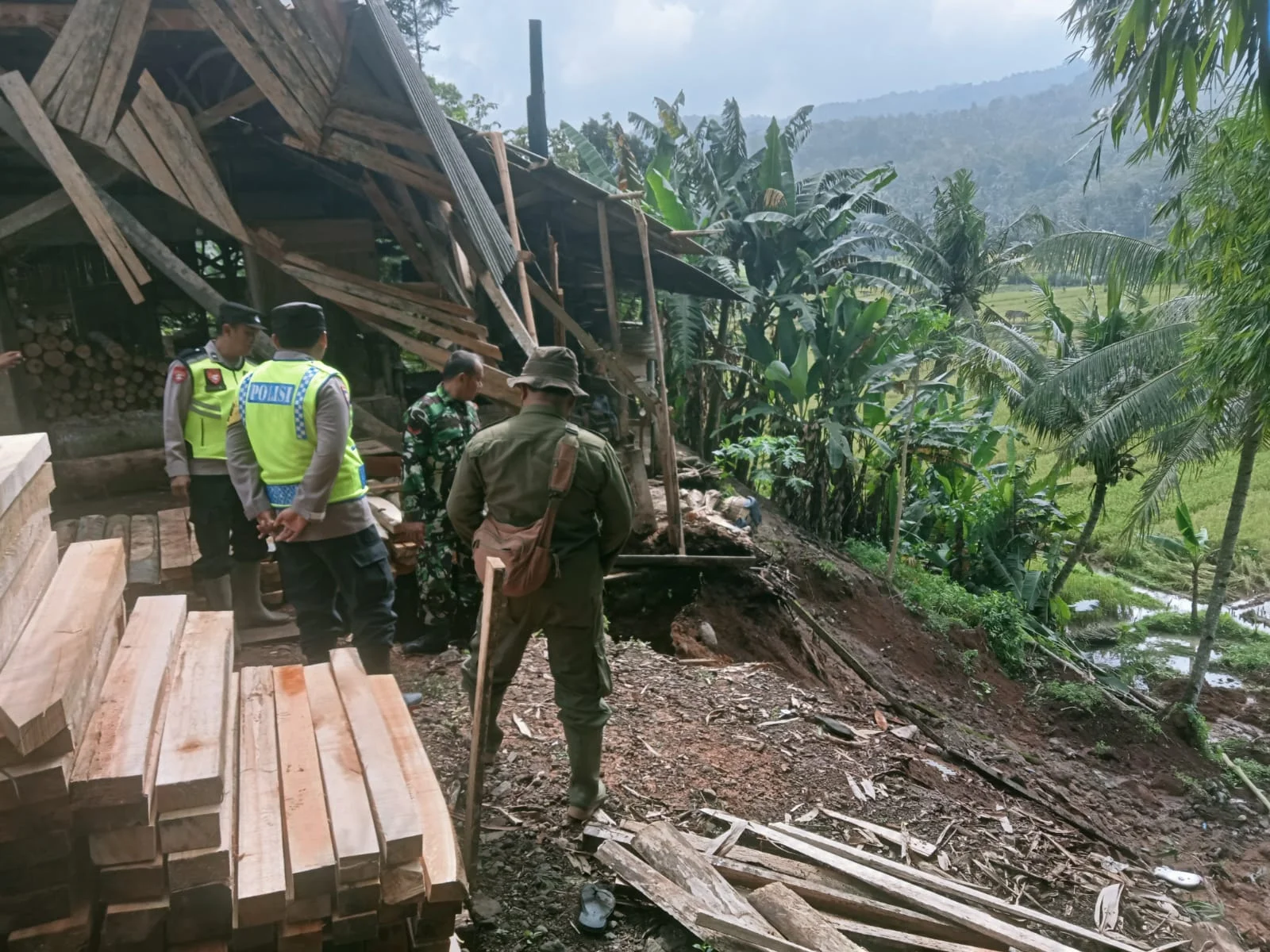 Angin Kencang Rusak Rumah di Klaten, Karhutla Nunukan Berhasil Dipadamkan