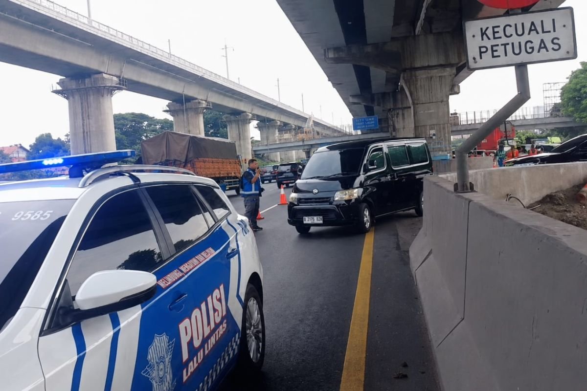 Pemeliharaan Jalan Picu Contraflow di Ruas Tol Jakarta-Cikampek
