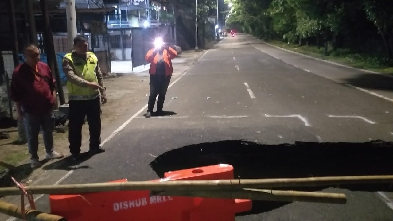 Memakan Dua Lajur, Jalan Raya Lenteng Agung Ambles dan Dipasang Water Barrier