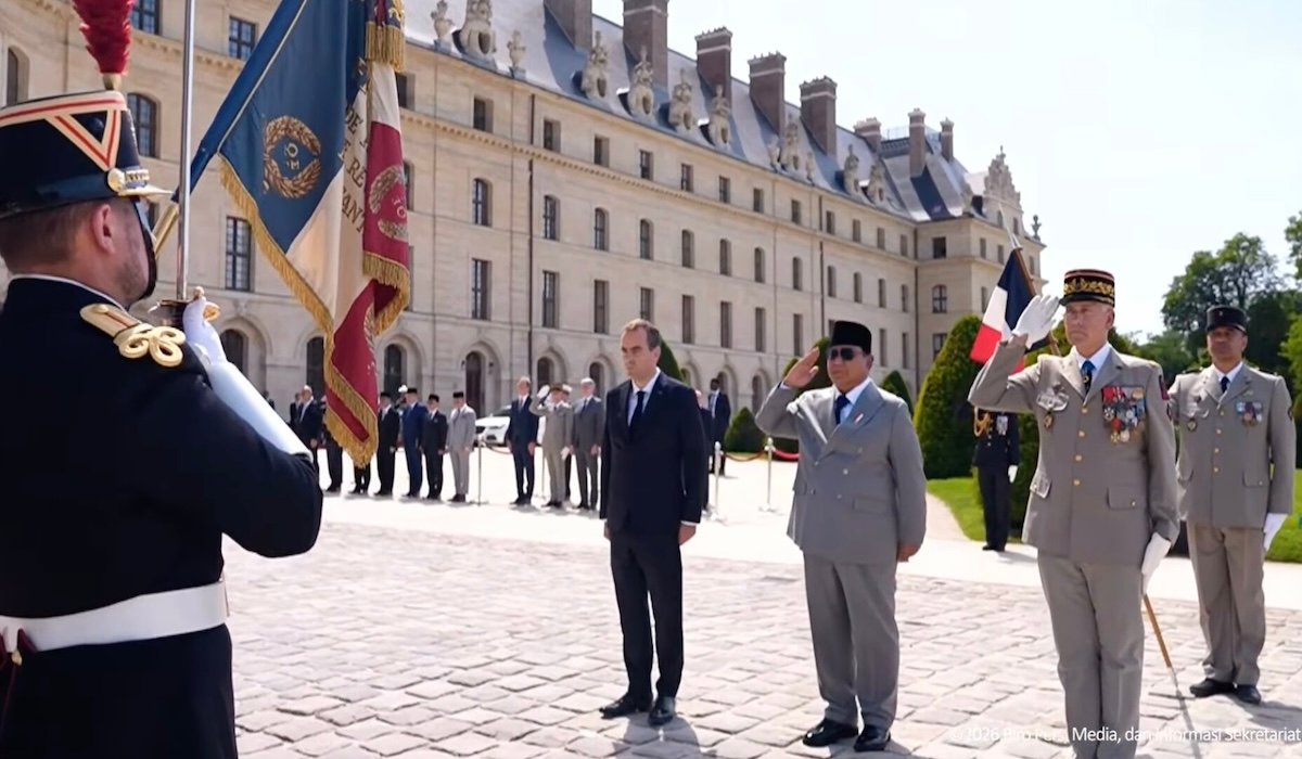 Prabowo Disambut Macron dan Brigitte di Istana Elysee, Perkuat Hubungan Bilateral