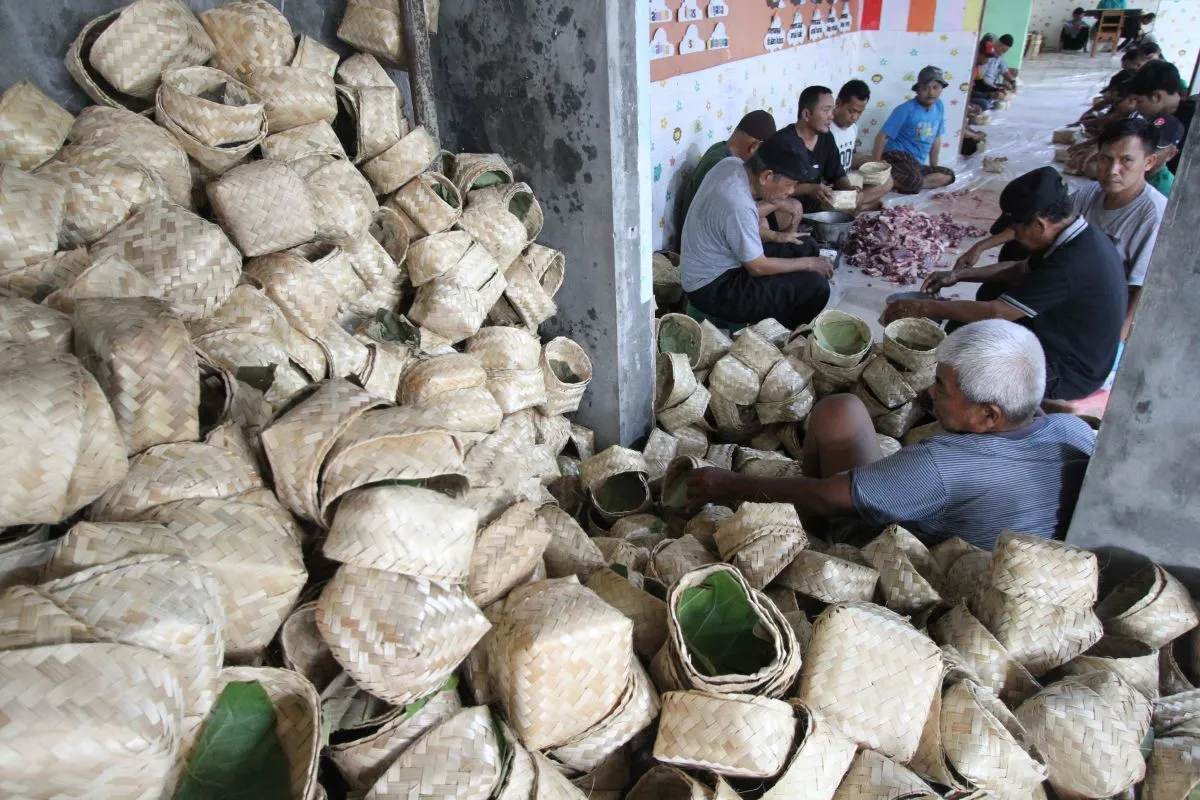 Kurangi Sampah Plastik, Panitia Kurban di Sukoharjo Beralih ke Wadah Bambu