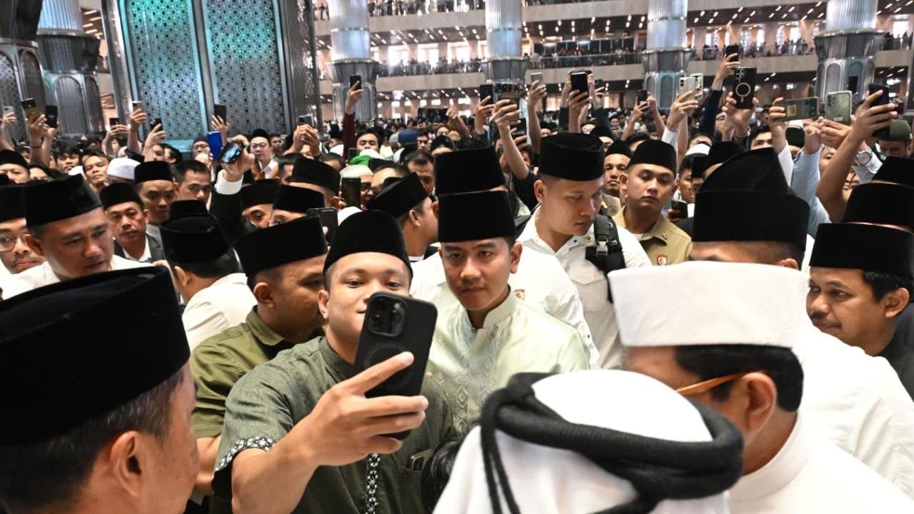 Gibran dan Keluarga Tunaikan Salat Iduladha di Masjid Istiqlal
