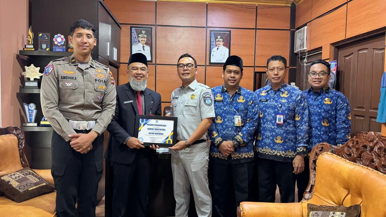 Tim Pembina Samsat Martapura Raih Penghargaan Inovasi Pembayaran Pajak di Kabupaten Banjar