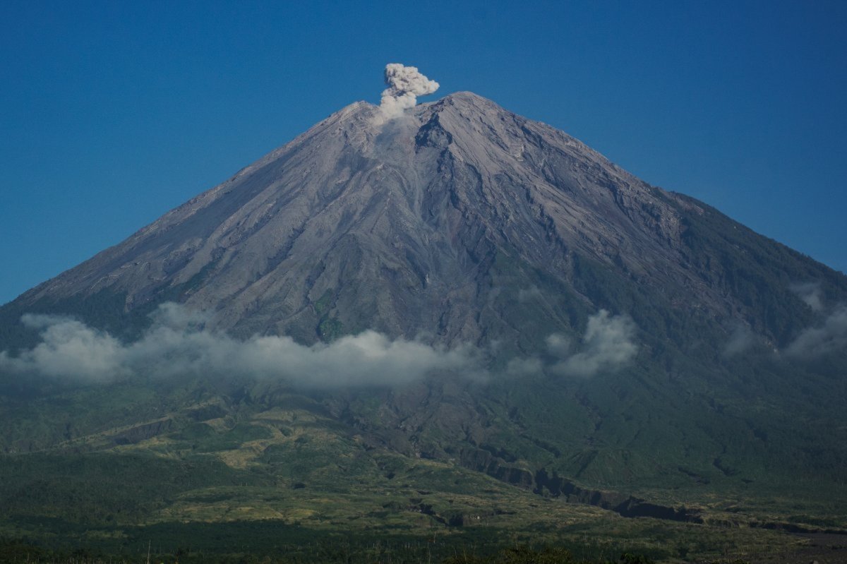 Gunung Semeru Erupsi Lima Kali, Letusan Capai 1.000 Meter pada Selasa Pagi