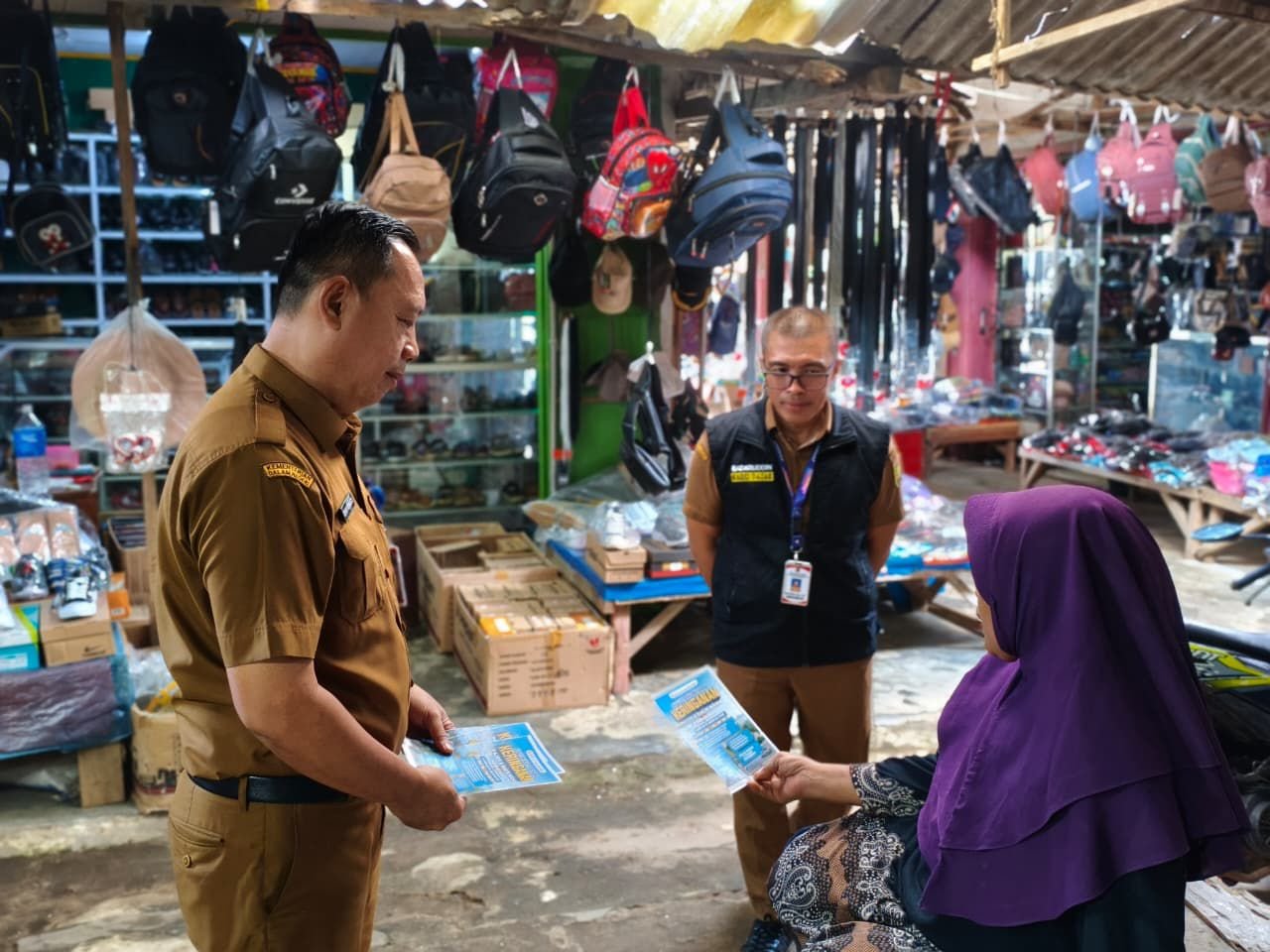 PJ Jasa Raharja Samsat Sukadana dan UPTD Wilayah IV Gencarkan Sosialisasi Program Keringanan Pajak di Pasar Tri Datu