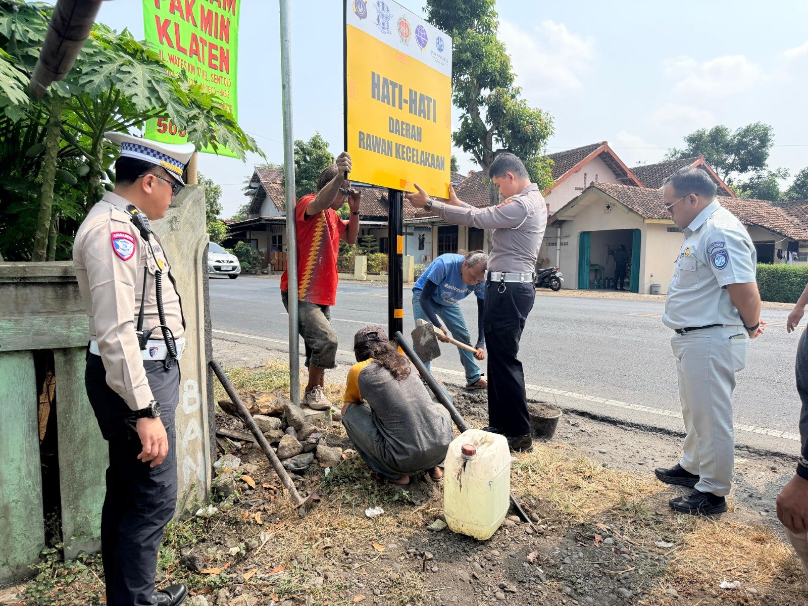 Tekan Angka Kecelakaan, Samsat dan Satlantas Kulon Progo Pasang Plang Keselamatan di Jalur Strategis