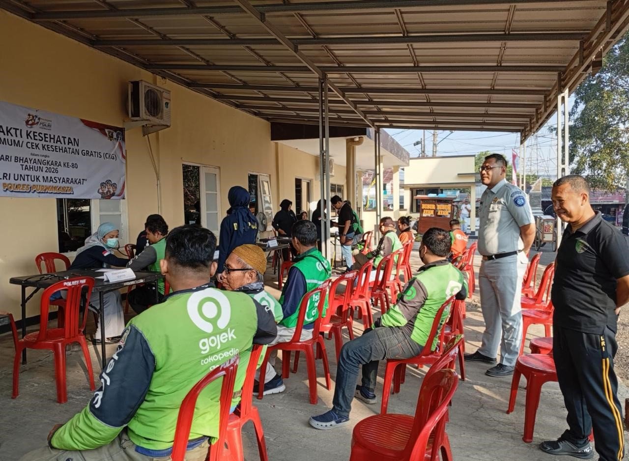 Sambut HUT Bhayangkara ke-80, Jasa Raharja dan Dokkes Polres Purwakarta Gelar Pengobatan Gratis Bagi Ratusan Pengemudi Ojek Online