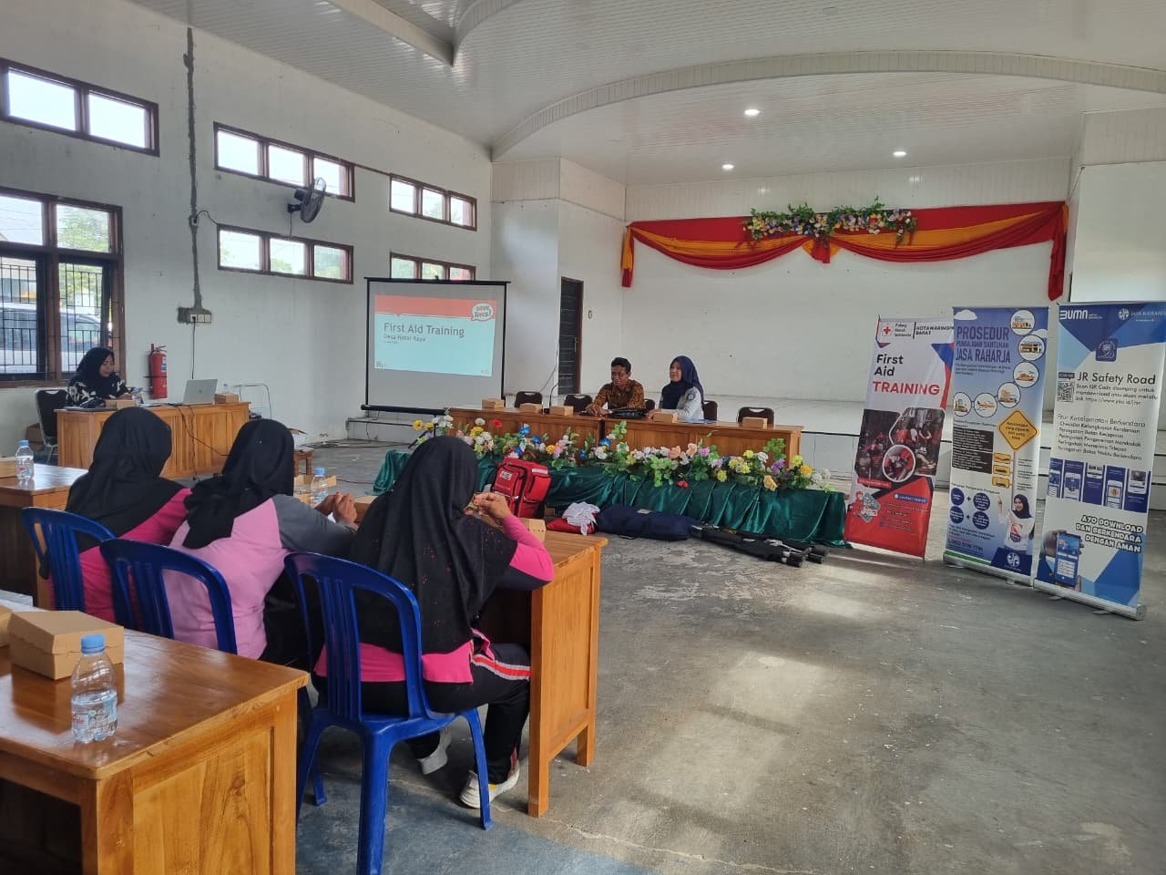 Jasa Raharja Kalteng dan PMI Edukasi Keselamatan Lalu Lintas serta PPGD kepada Warga Desa Natai Raya