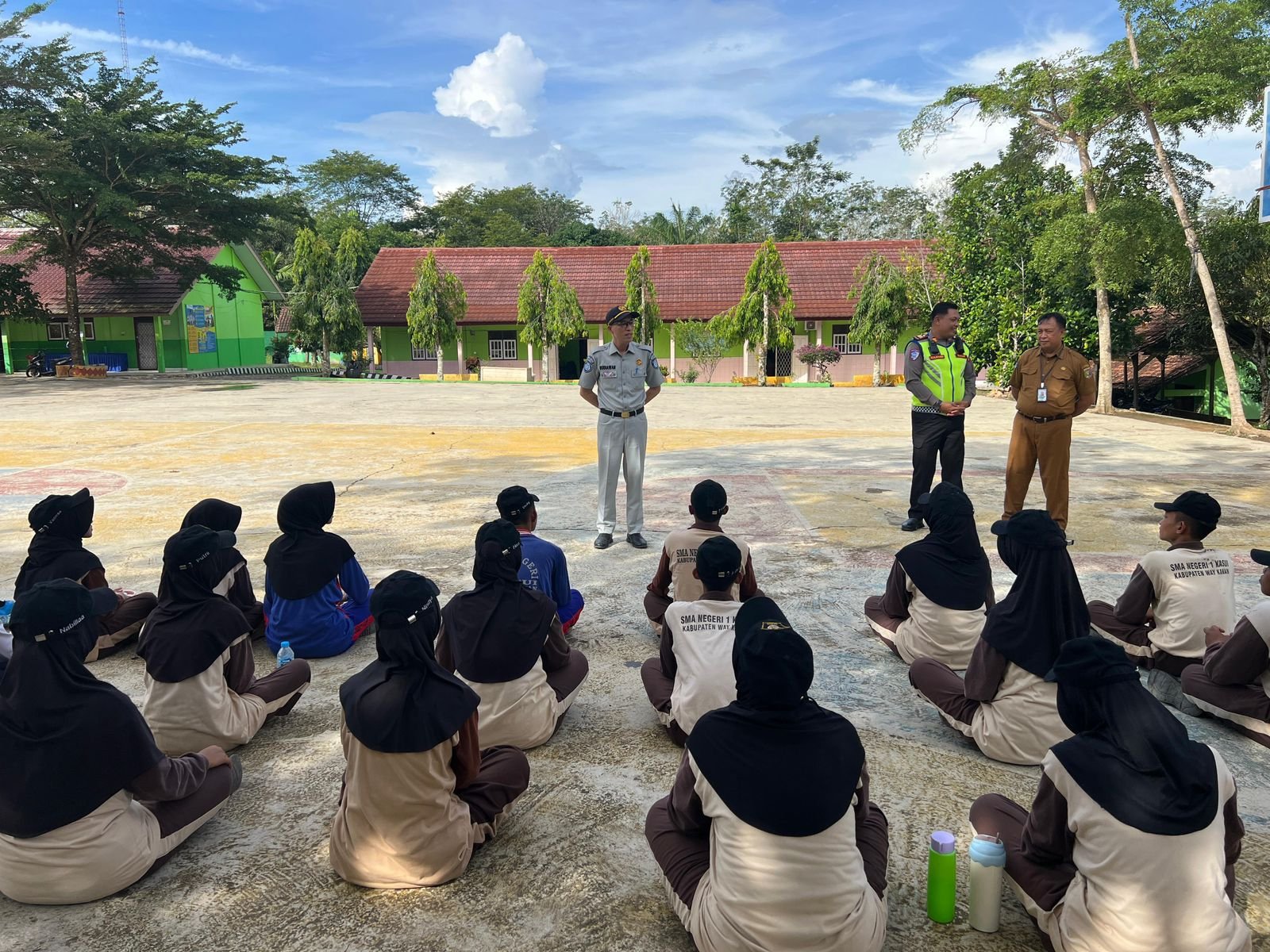 FLLAJ Way Kanan Edukasi Pelajar SMAN 1 Kasui tentang Keselamatan dan Penanganan Kecelakaan Lalu Lintas