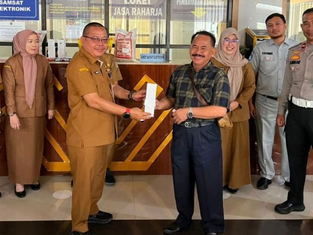 Samsat Pesawaran Berikan Apresiasi kepada Wajib Pajak Taat melalui Pemberian Souvenir