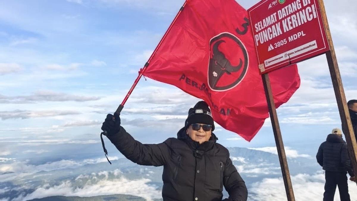 Hasto Kibarkan Bendera PDIP di Puncak Kerinci, Tegaskan Semangat Bung Karno dan Megawati